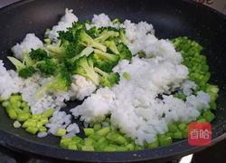 西蓝花蛋炒饭的做法图解9