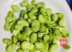 蚕豆炒虾仁的做法图解1