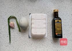橄榄油皮蛋拌豆腐的做法图解2