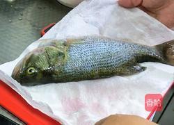 红烧鲈鱼的做法图解1