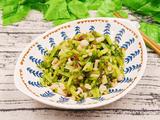 翡翠香芹拌海鲜菇的做法[图]