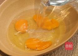豆腐虾仁蒸蛋的做法图解1